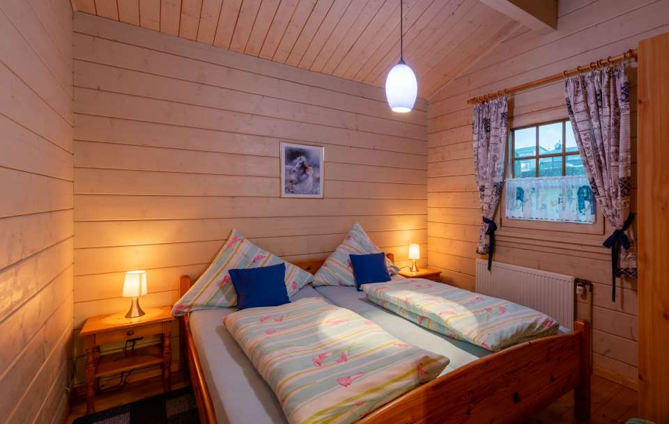 Schlafzimmer mit Doppelbett in dem Ferienhaus Vogelsang.